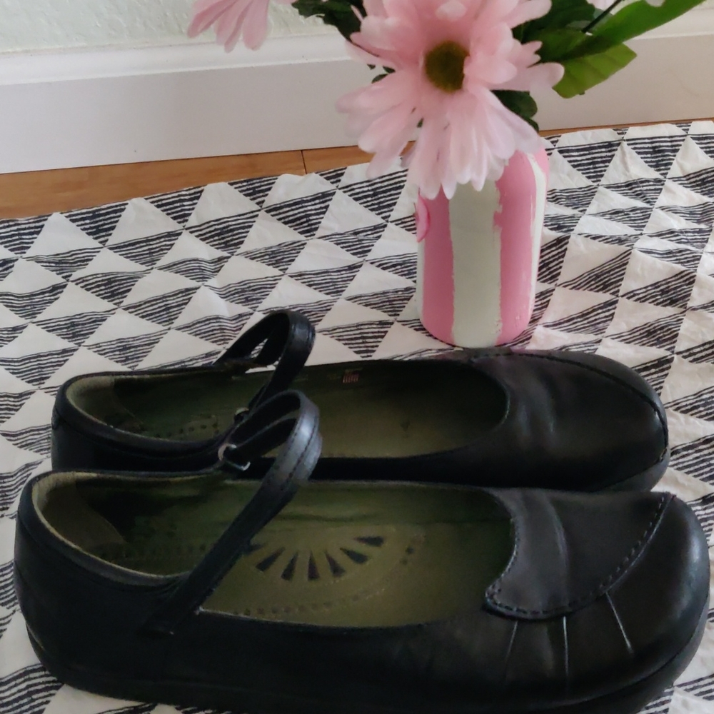 Earth Mary Janes, size 10